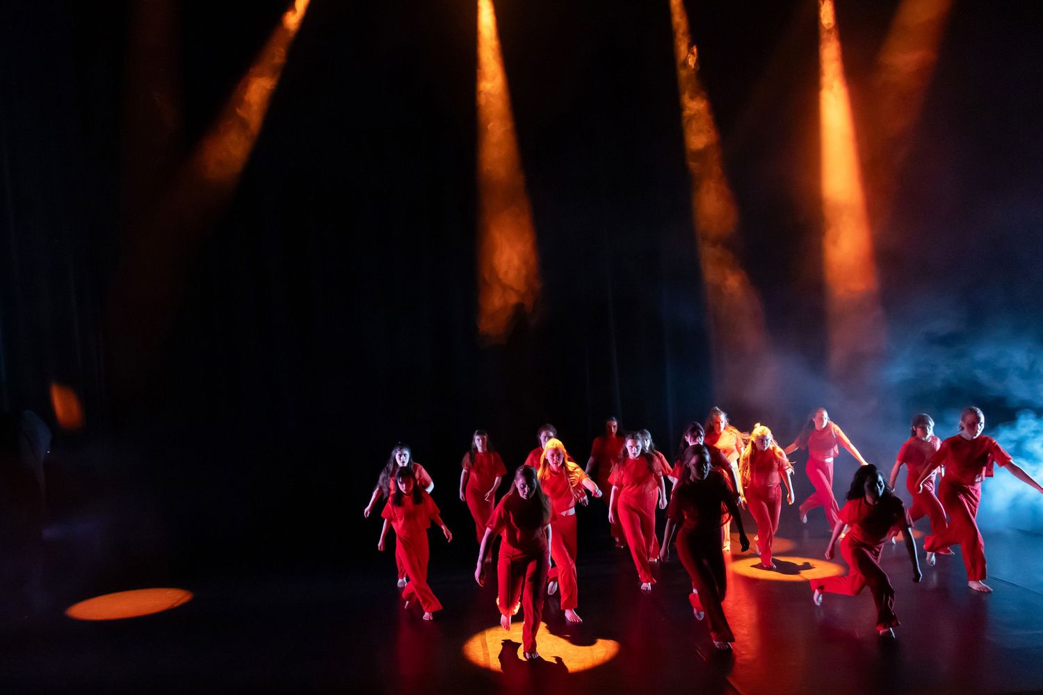 Dans vid KAU (Dansåret och danspedagogiska året på Karlstads universitet) Vårshow 2026 med Systerskap av Karin Lilja. Fotograf Rebecca Nordi