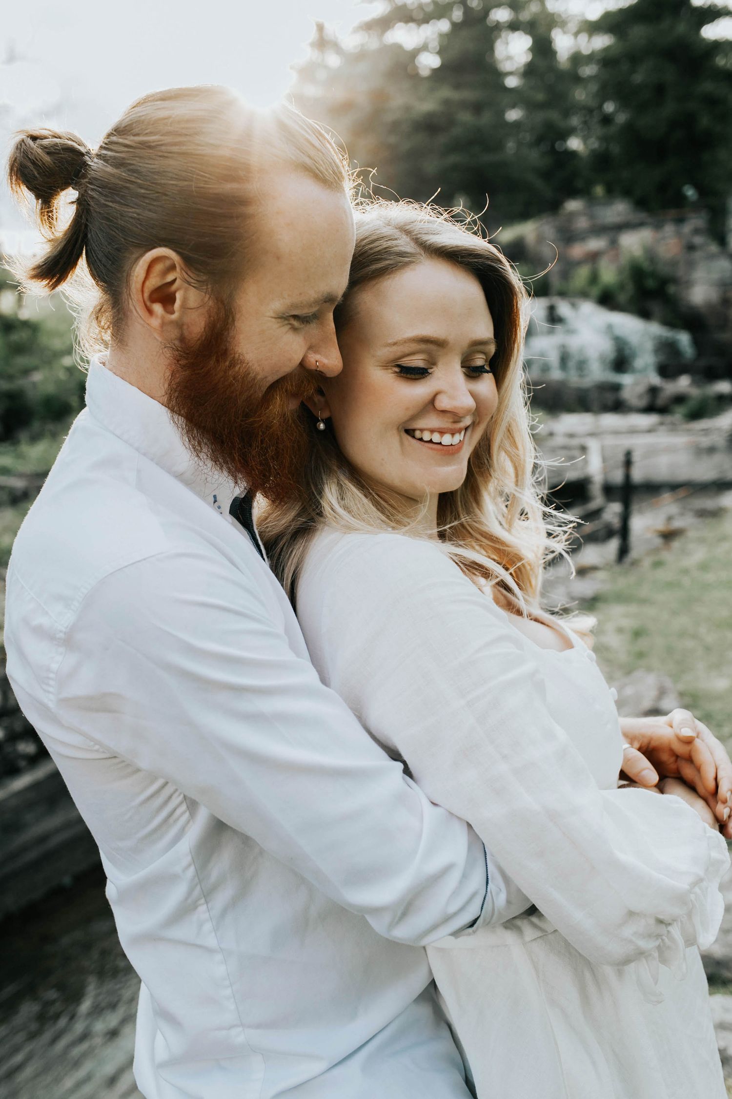 Kärleksfotografering i Borgvik med Julia och Martin. Borgvik utanför Karlstad. fotograf Rebecca Nordin.
