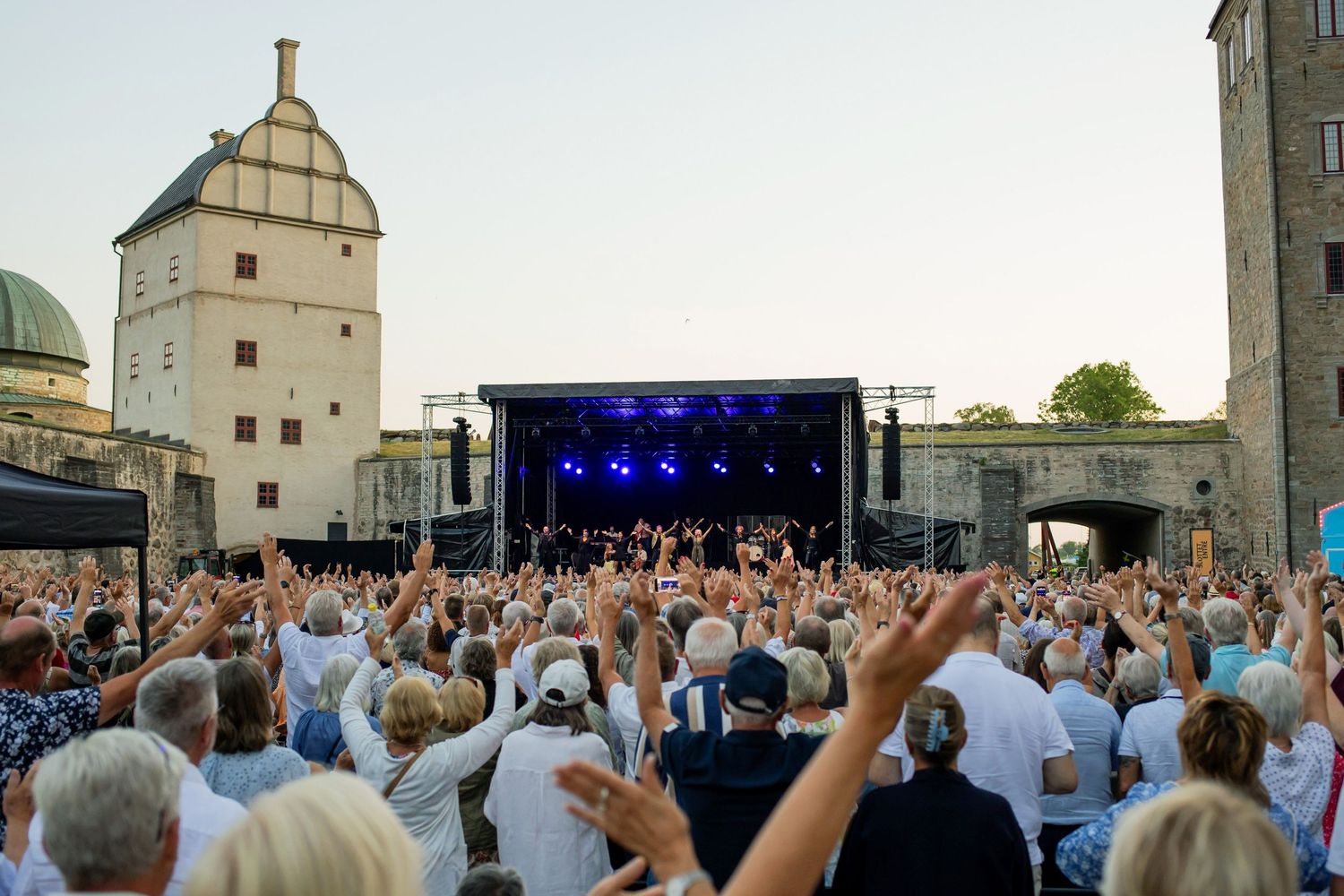 Musikalkväll vid Vadstena slott med Peter Johansson och Emmi Christensson.