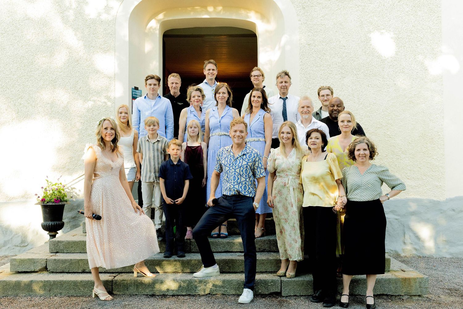Sommarkonsert med Peter Johansson och Matilda Grün 2025. Kusiner och familj. Fotograf Rebecca Nordin. Gruppbild.