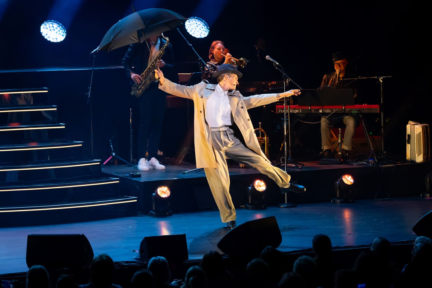 OH WHAT A NIGHT med Peter Johansson, Bruno Mitsogiannis, Robert Rydberg & David Lindgren. David sjunger och dansar till Singing in the rain.
