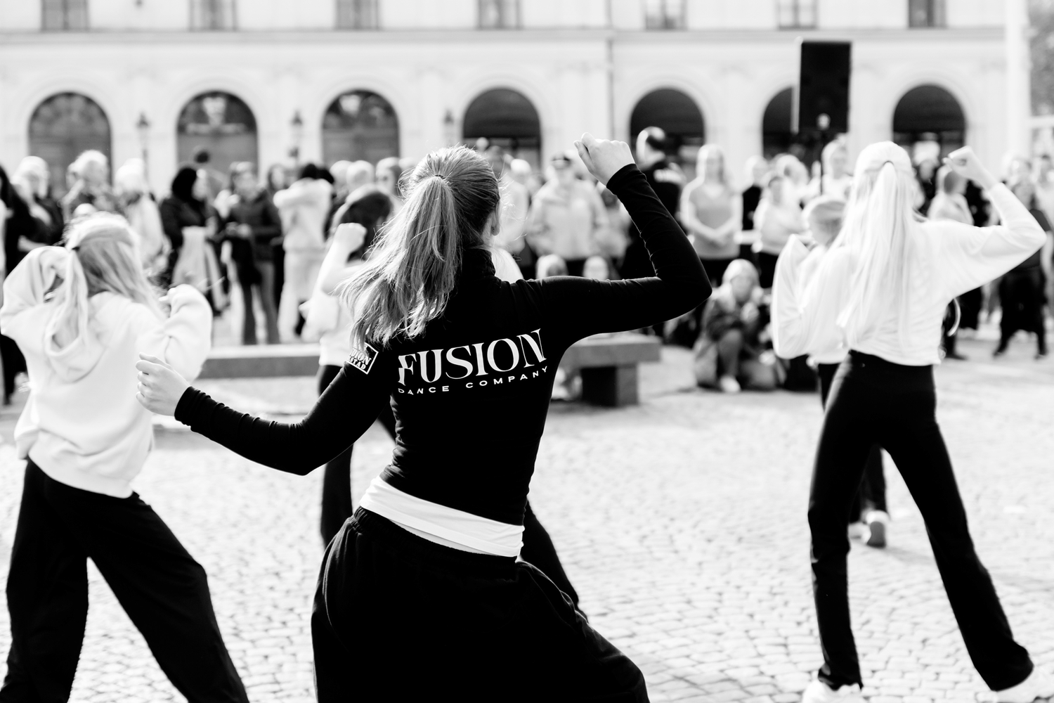 Dansens dag på stora torget i Karlstad. Närbild på Fusiontröja. Svartvit.
