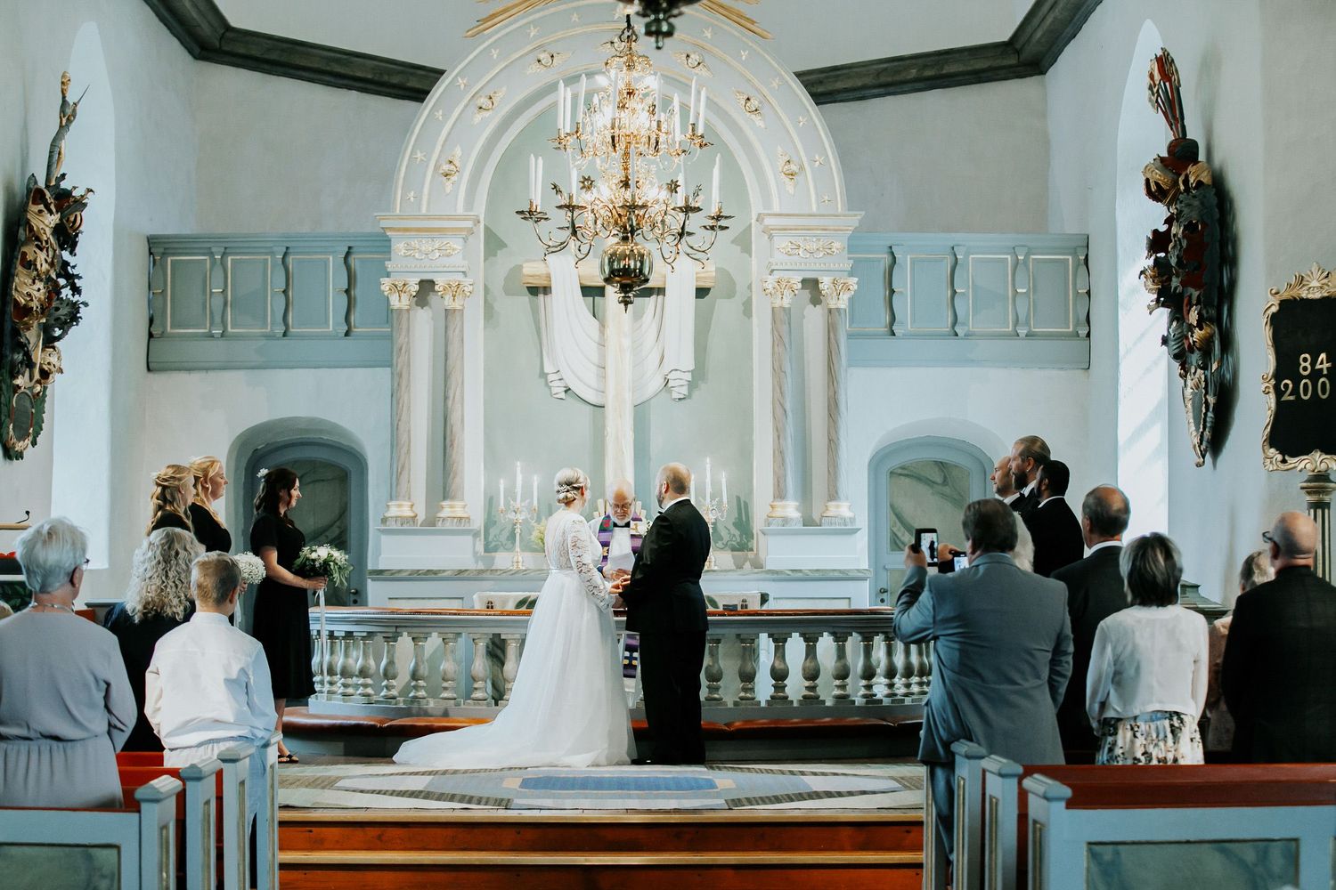 Malin och Kents bröllop i Grava kyrka i Karlstad. Bröllopsfotograf Rebecca Nordin.