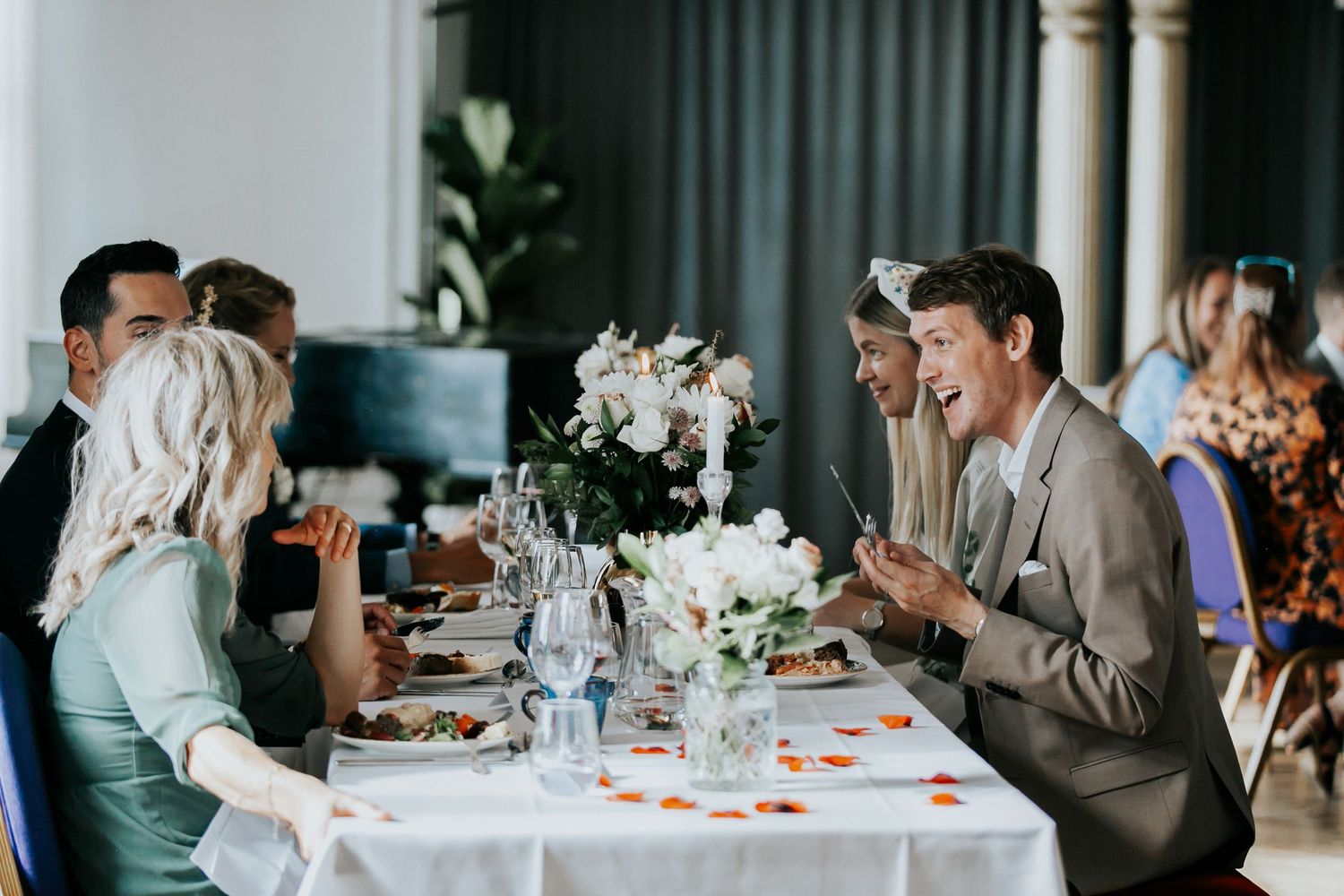 Bröllop Lydia och Foad på Elite Stadshotellet i Karlstad. Fotograf Rebecca Nordin. Bröllopsfotografering på Färjestad, Karlstad.