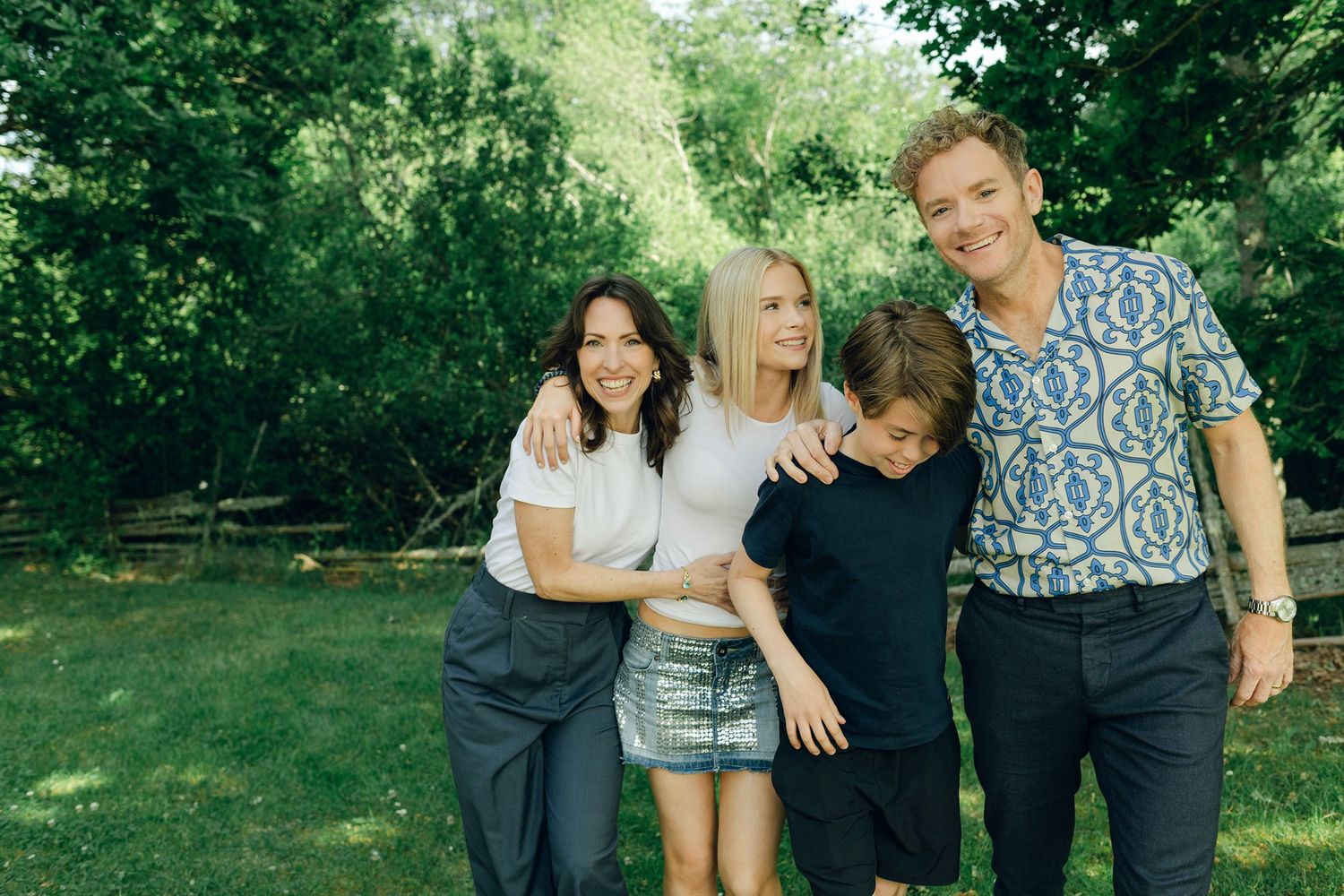 Familjefotografering med Peter, Lydia, Millie och Hayden Johansson efter som sommarkonsert. Fotograf Rebecca Nordin.