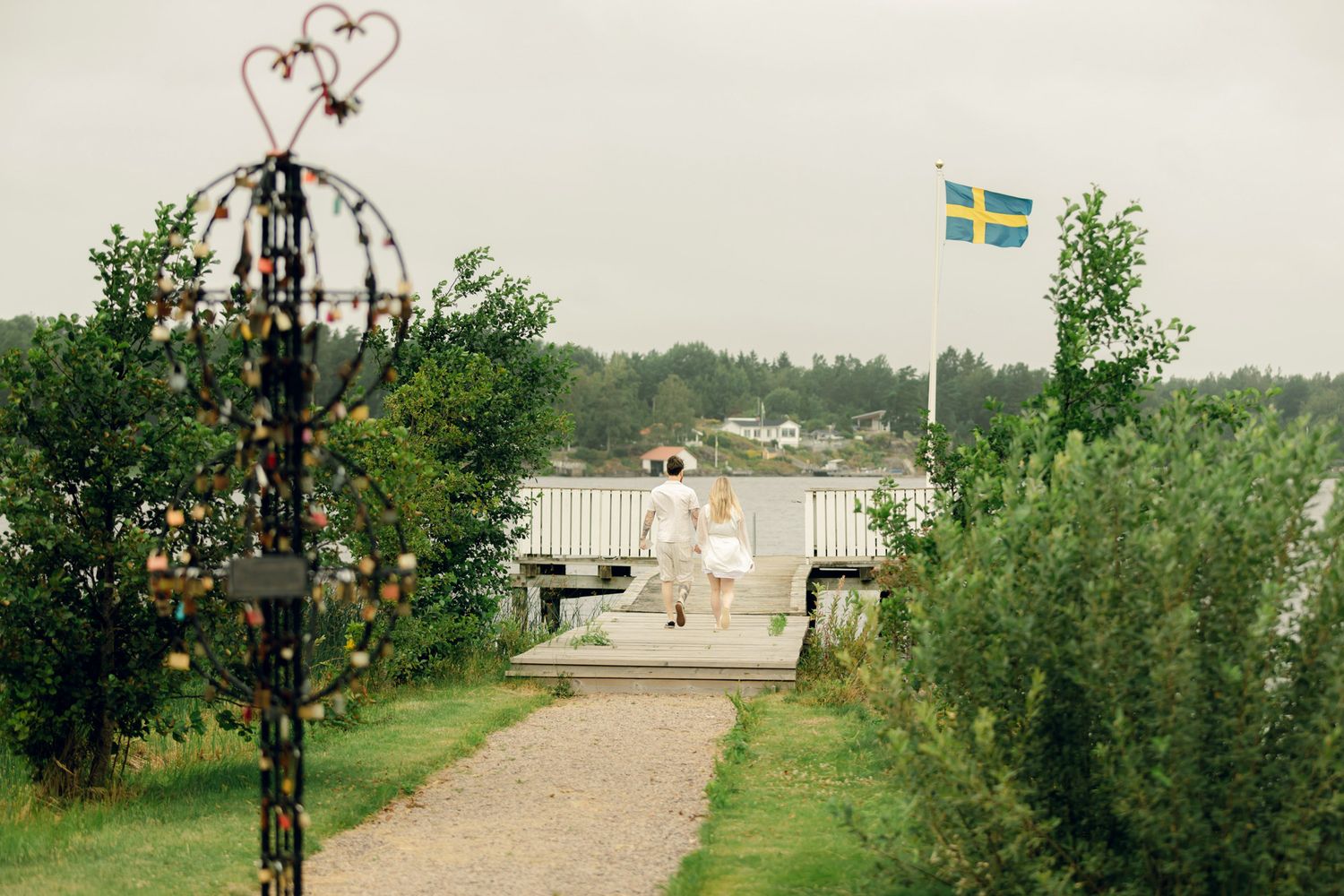 Bröllop på Presteruds herrgård i Kristinehamn. Bröllopsfotograf Rebecca Nordin i Karlstad. Läsa löftena på bryggan.