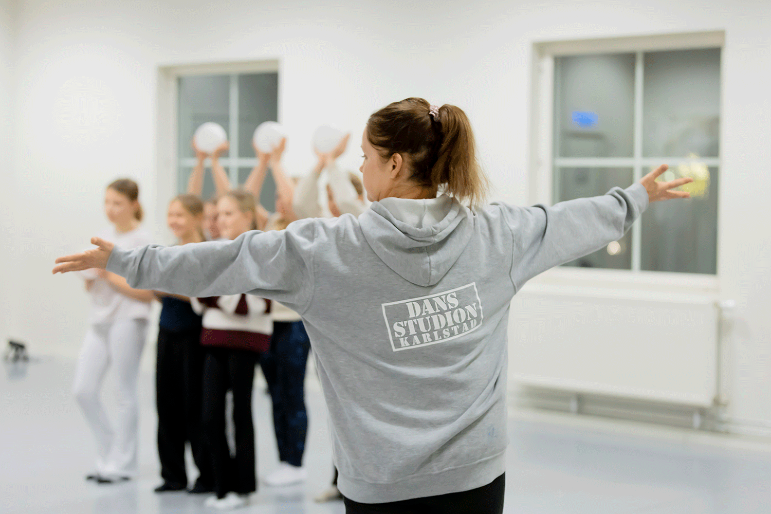 Dansstudion i Karlstad. Lärare Ia med tonårsklass.