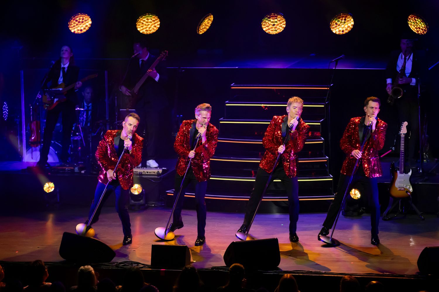 OH WHAT A NIGHT med Peter Johansson, Bruno Mitsogiannis, Robert Rydberg & David Lindgren. Alla fyra i glittriga röda Jersey boys kavajer.