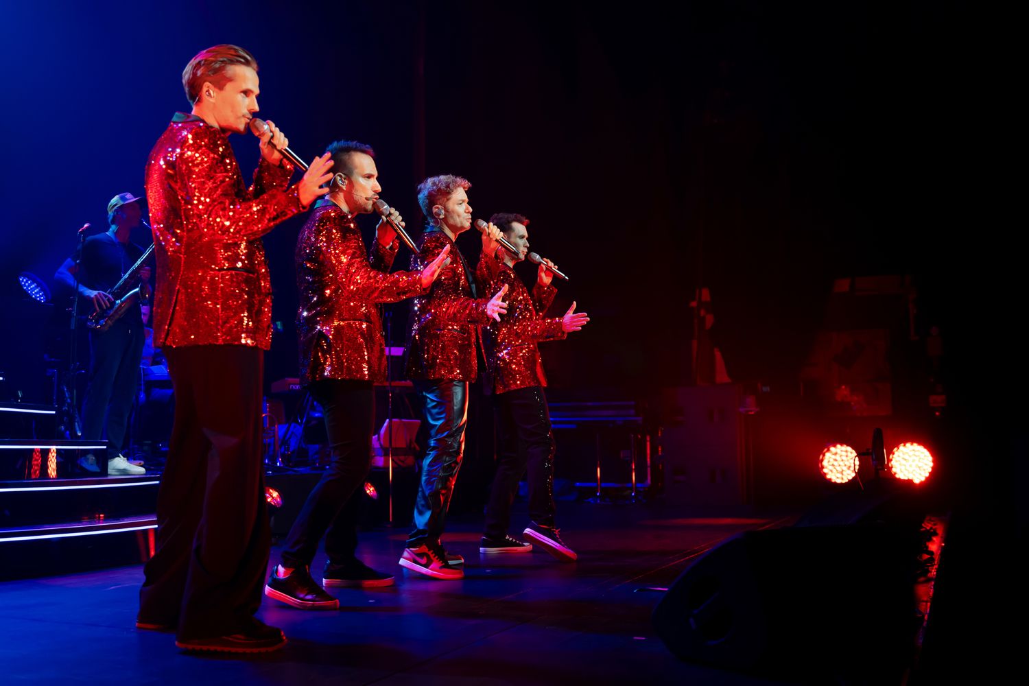 OH WHAT A NIGHT med Peter Johansson, Bruno Mitsogiannis, Robert Rydberg & David Lindgren.  I sina röda kostymjackor dansande.
