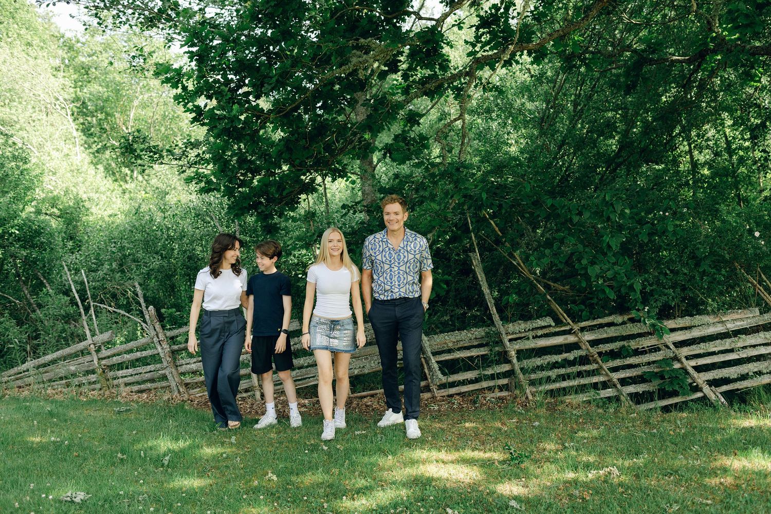 Familjefotografering med Peter, Lydia, Millie och Hayden Johansson efter som sommarkonsert. Fotograf Rebecca Nordin.