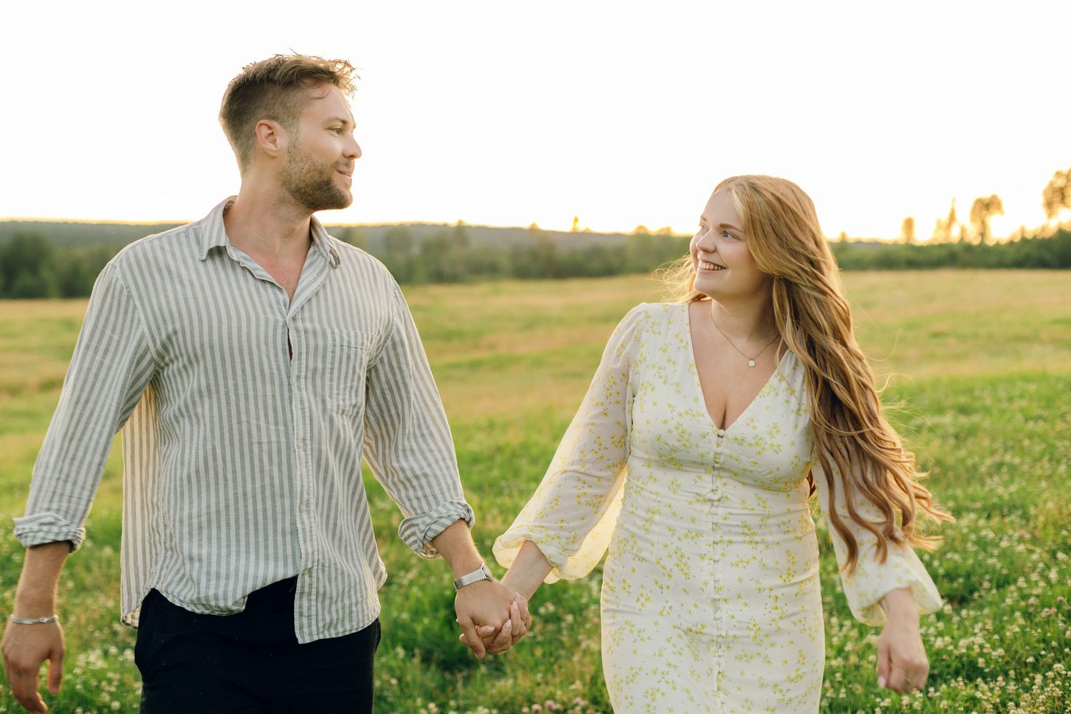 Parfotografering med Martina och Sebastian i Borgvik utanför Karlstad. Fotograf Rebecca Nordin.