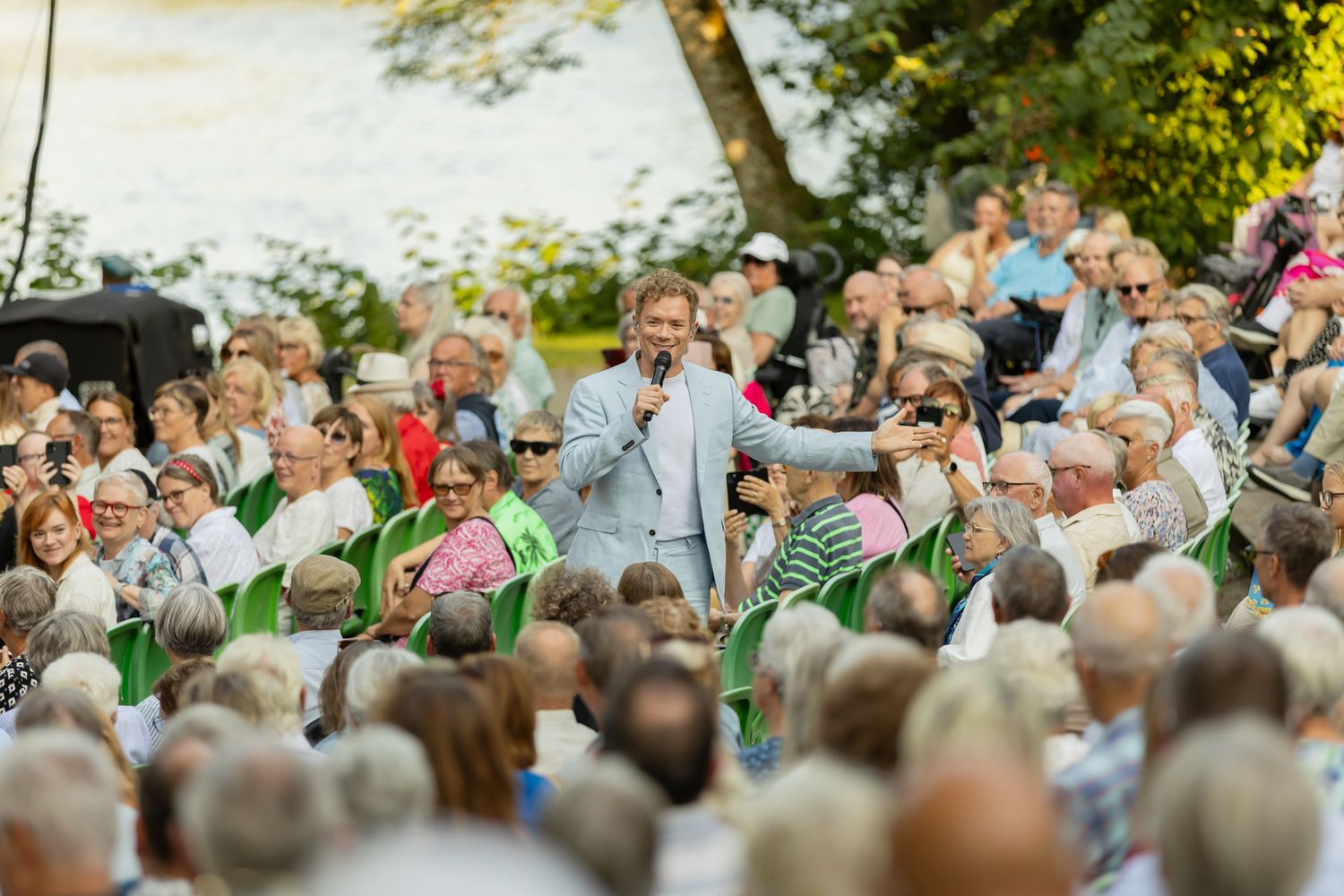 Musikalkväll med Peter Johansson o Emmi Christensson. Peter Johansson sjunger bland publiken på Vallarnas Friluftsteater.