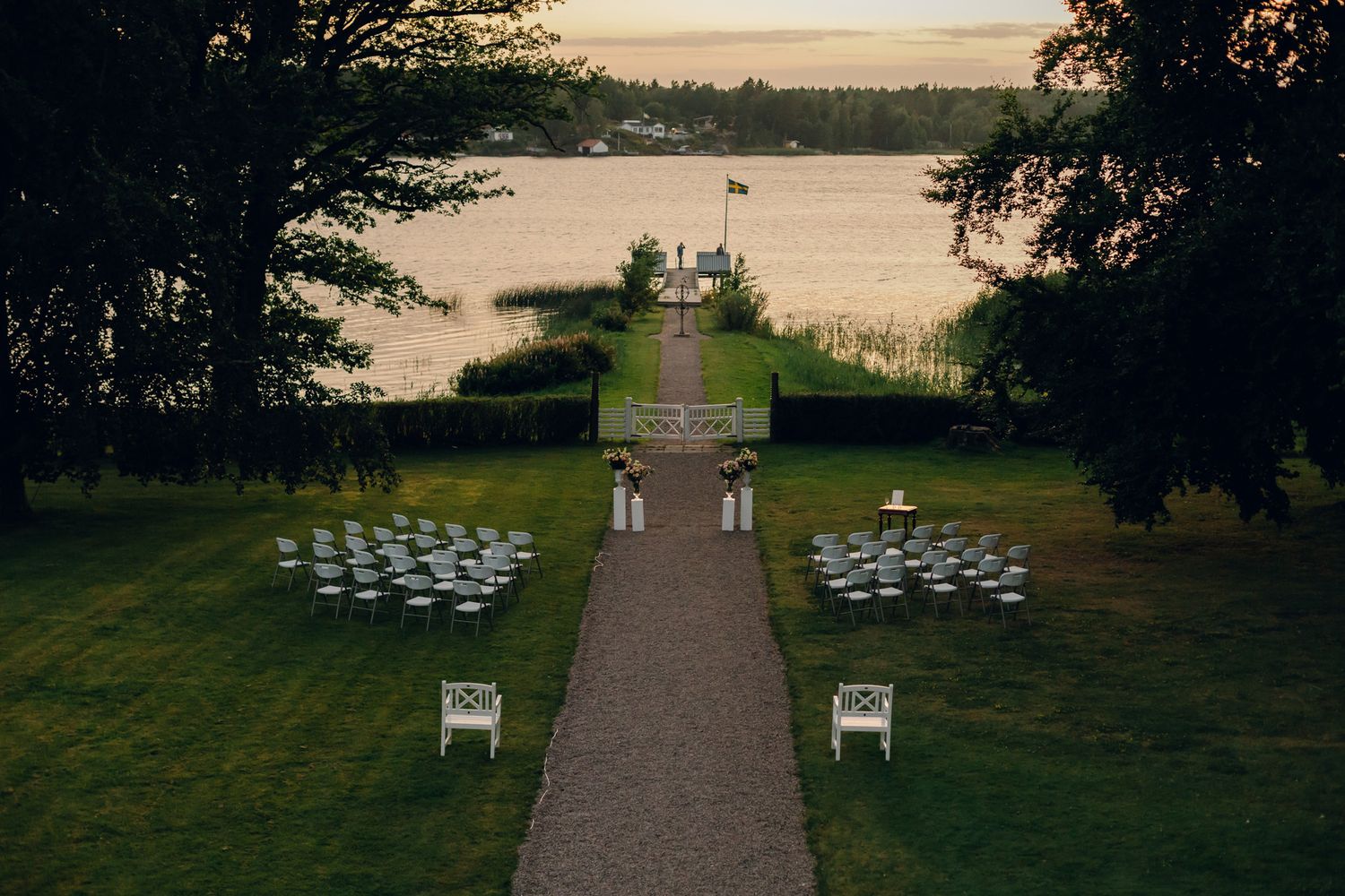 Bröllop på Presteruds herrgård i Kristinehamn. Bröllopsfotograf Rebecca Nordin i Karlstad. Vigselplatsen i solnedgången.