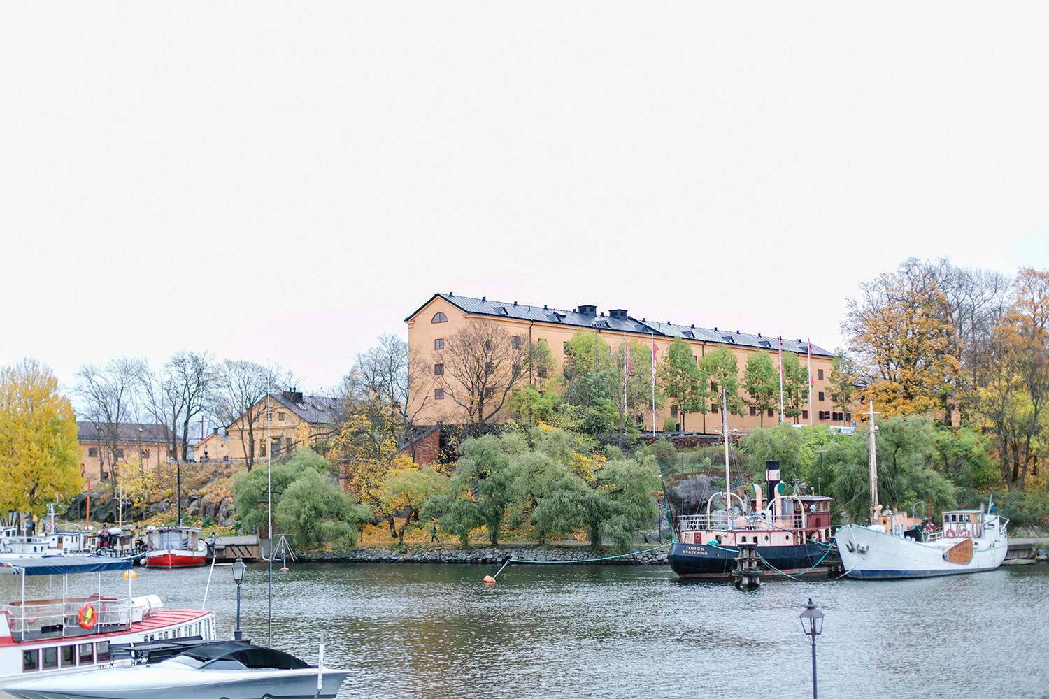 Parfotografering i Gamla stan och skeppsholmsbron i Stockholm. Fotograf Rebecca Nordin.