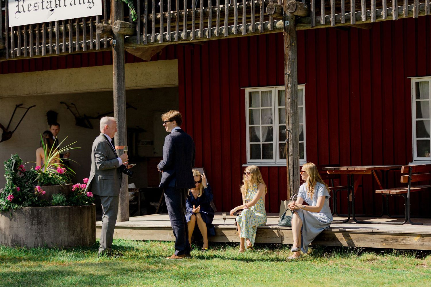 Bröllop i Brunskogs kyrka och Skutbouddens restaurang. Fotograf Rebecca Nordin. Värmland.