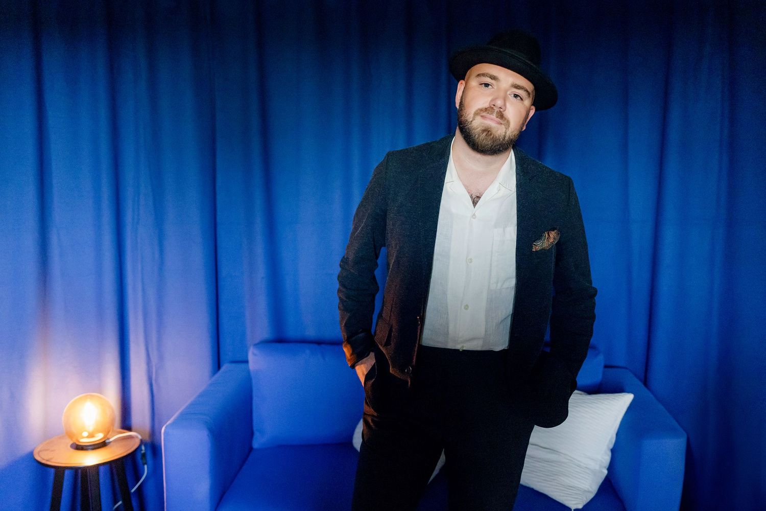 Emmi Christenssons konsert på Borgviks Gård tillsammans med  Jonatan Bengtsson. Fotograf Rebecca Nordin. Porträtt på Jonatan.