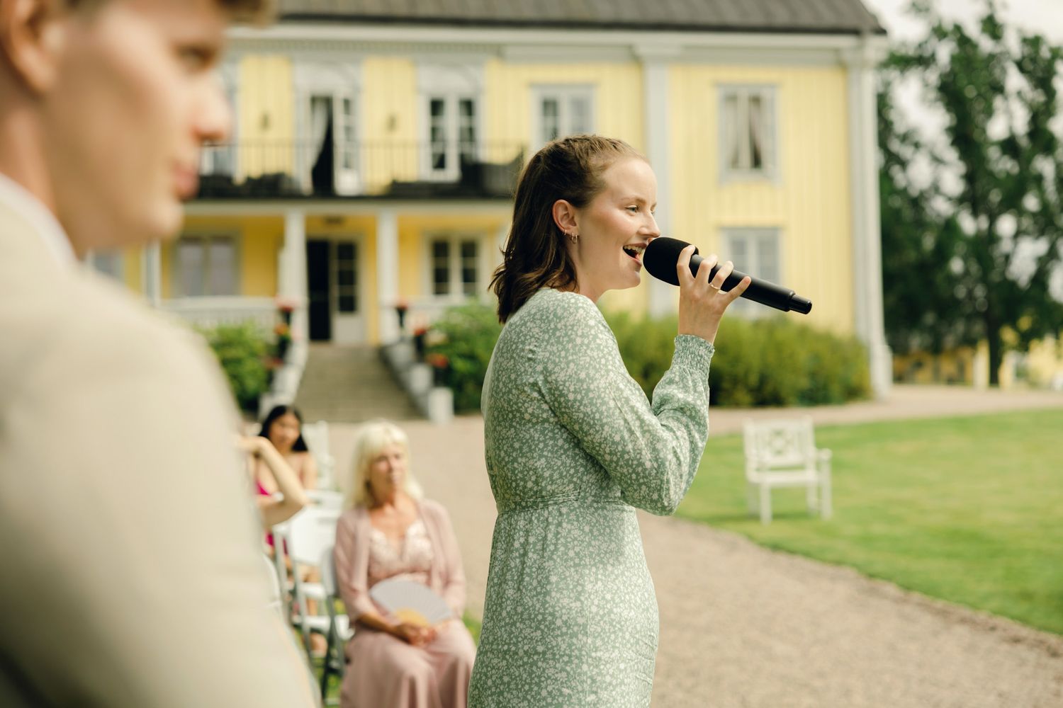 Sång på Julia och Martins bröllop på Preseruds herrgård i Kristinehamn. Bröllopsfotograf Rebecca Nordin.