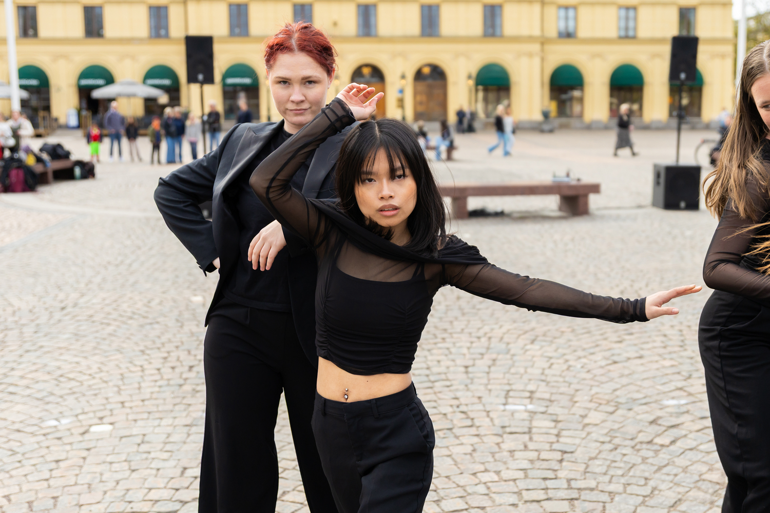 Dansens dag. Dansare från Karlstads Universitet. Dansåret och Danspedagogiska. Kläddai helsvart. Närbild på två dansare.