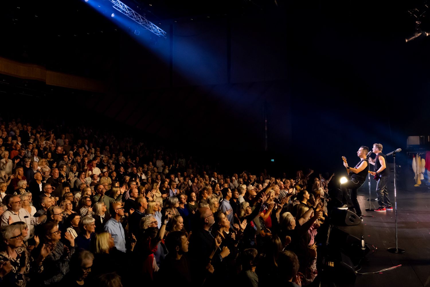 OH WHAT A NIGHT med Peter Johansson, Bruno Mitsogiannis, Robert Rydberg & David Lindgren. Från sidan av scenen så man ser publik och bruno.