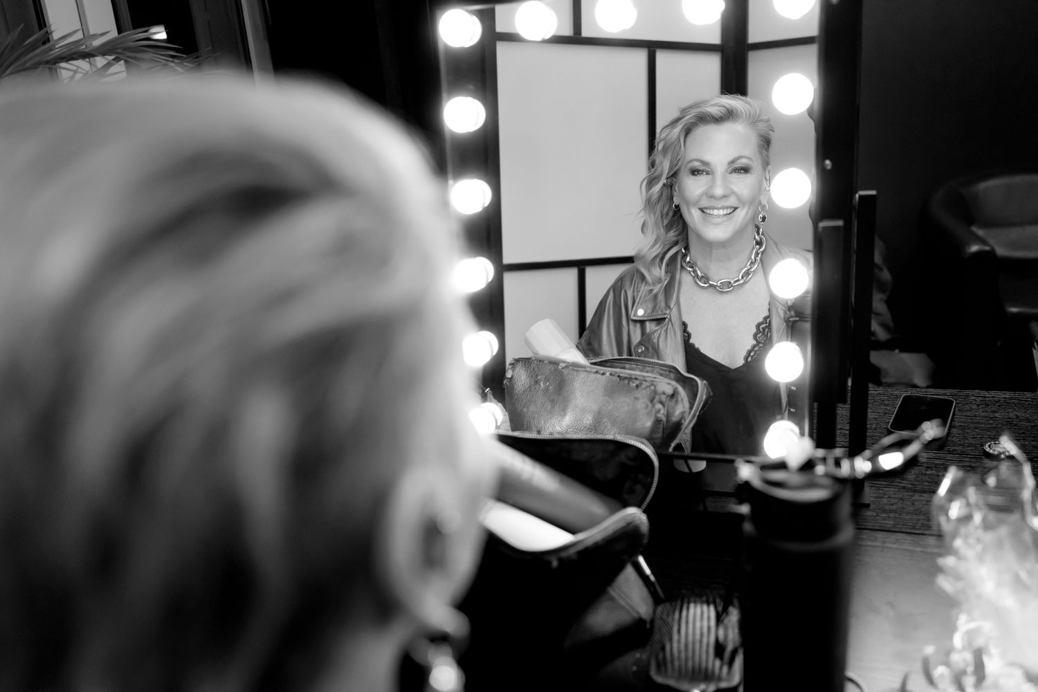 OH WHAT A NIGHT med Peter Johansson, Bruno Mitsogiannis, Robert Rydberg & David Lindgren. Körsångerskan Sara Nordenberg i spegeln backstage.
