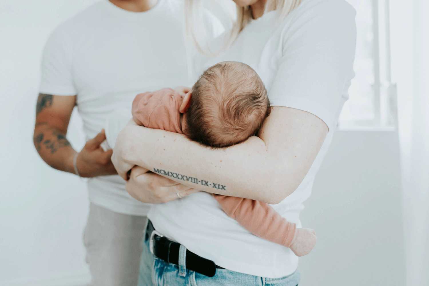 bebis i armarna på sin mamma.