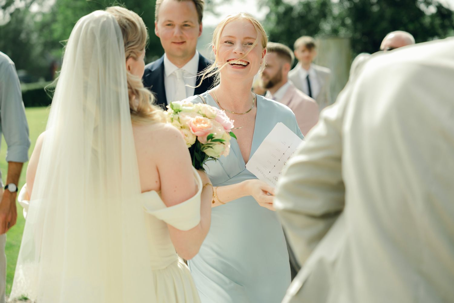 Bröllop på Presteruds herrgård i Kristinehamn. Bröllopsfotograf Rebecca Nordin i Karlstad. Gratulationer efter vigsel.
