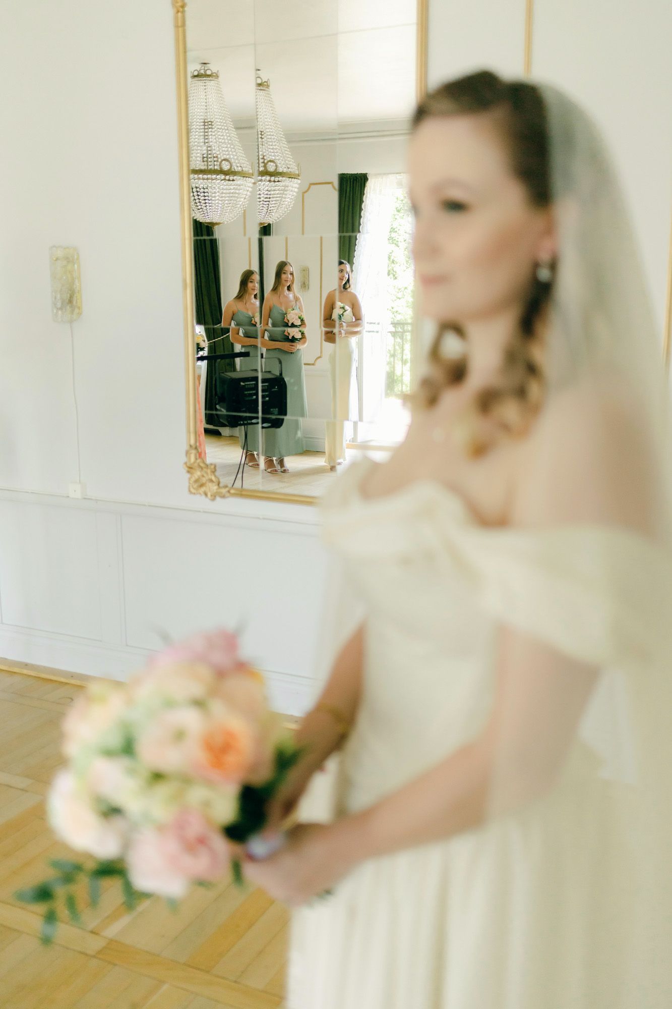 Bröllop på Presteruds herrgård i Kristinehamn. Bröllopsfotograf Rebecca Nordin i Karlstad. Brudens porträtt.