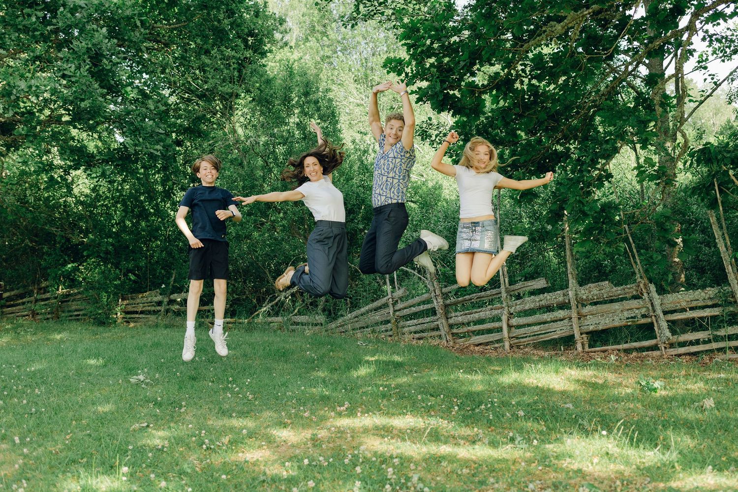Familjefotografering med Peter, Lydia, Millie och Hayden Johansson efter som sommarkonsert. Fotograf Rebecca Nordin. Hopp.
