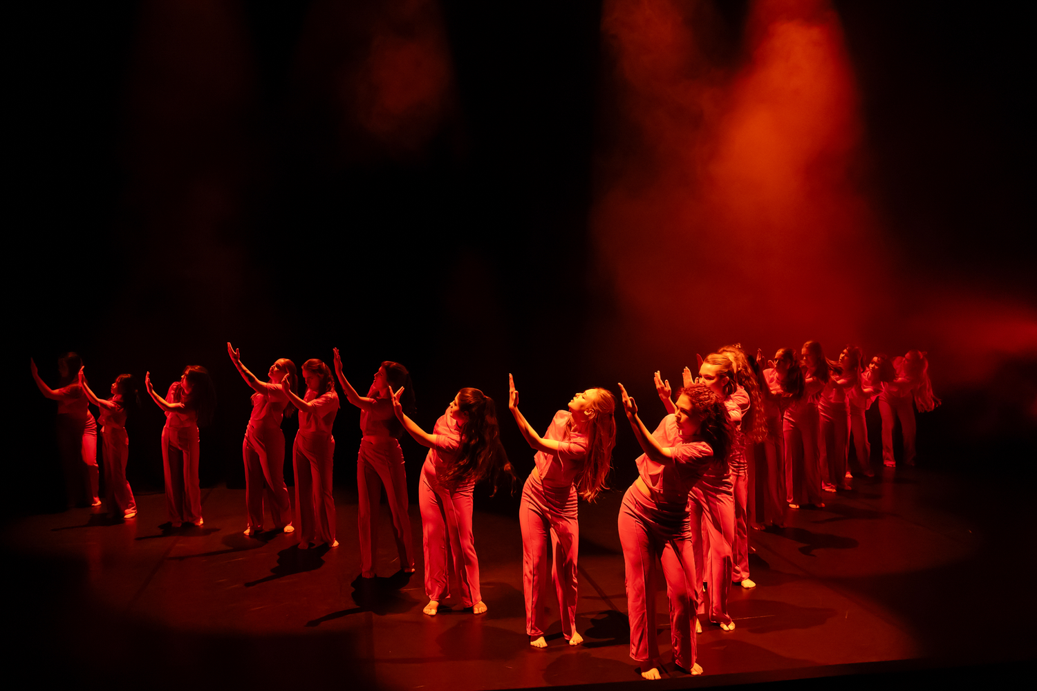 Dansuppvisning med Dansårets och dans-pedagogiska från Karlstads Universitet. Vårshow. V-formation. Tittar uppåt. Rött ljus. Koreograf Kari