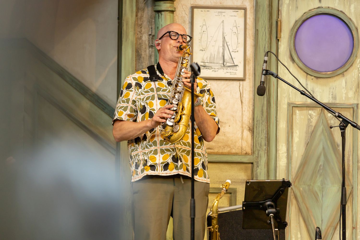 Musikalkväll med Peter Johansson o Emmi Christensson. Man spelar saxofon.