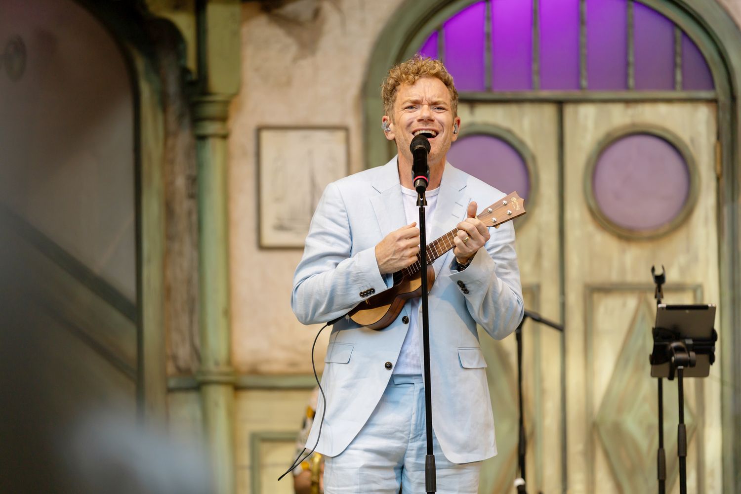 Musikalkväll med Peter Johansson o Emmi Christensson. Peter sjunger och spelar ukulele. I blå kostym.