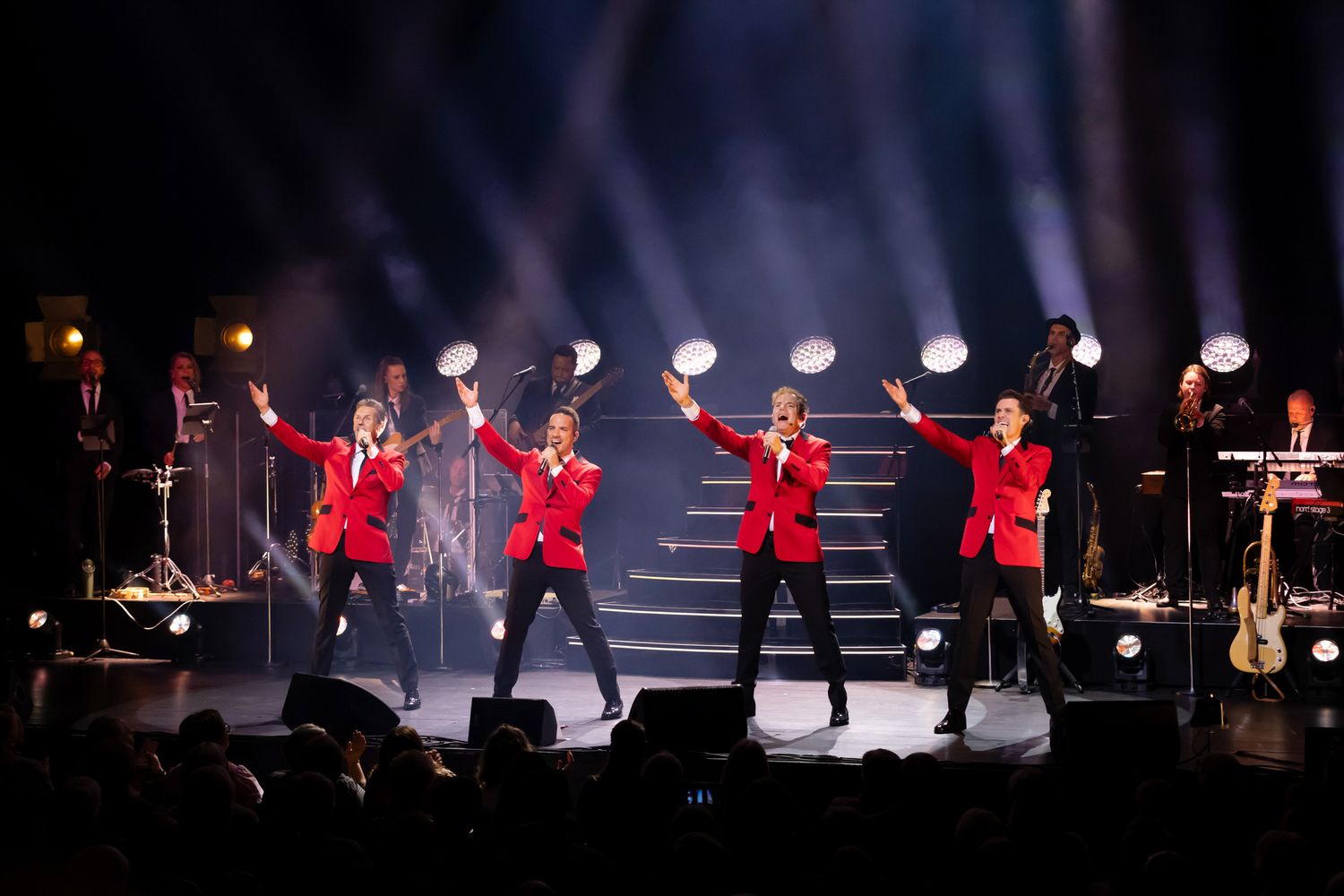 OH WHAT A NIGHT med Peter Johansson, Bruno Mitsogiannis, Robert Rydberg & David Lindgren. Jersey Boys akt 1 alla pekar uppåt.