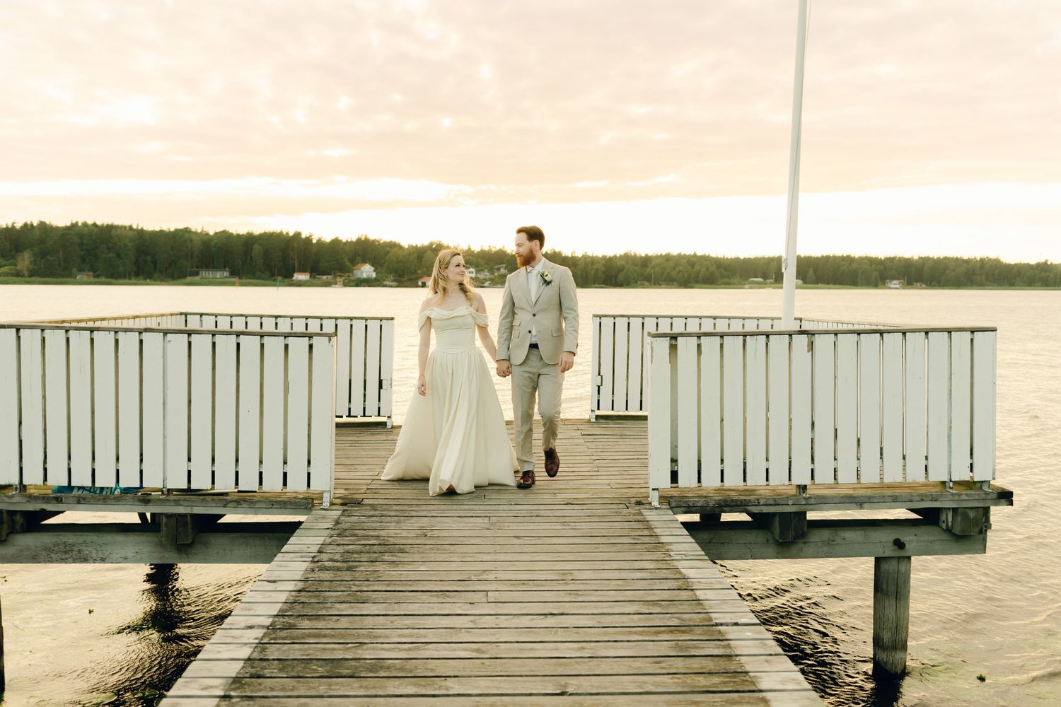 Bröllop på Presteruds herrgård i Kristinehamn. Bröllopsfotograf Rebecca Nordin i Karlstad. Bröllopsporträtt i Golden hour.