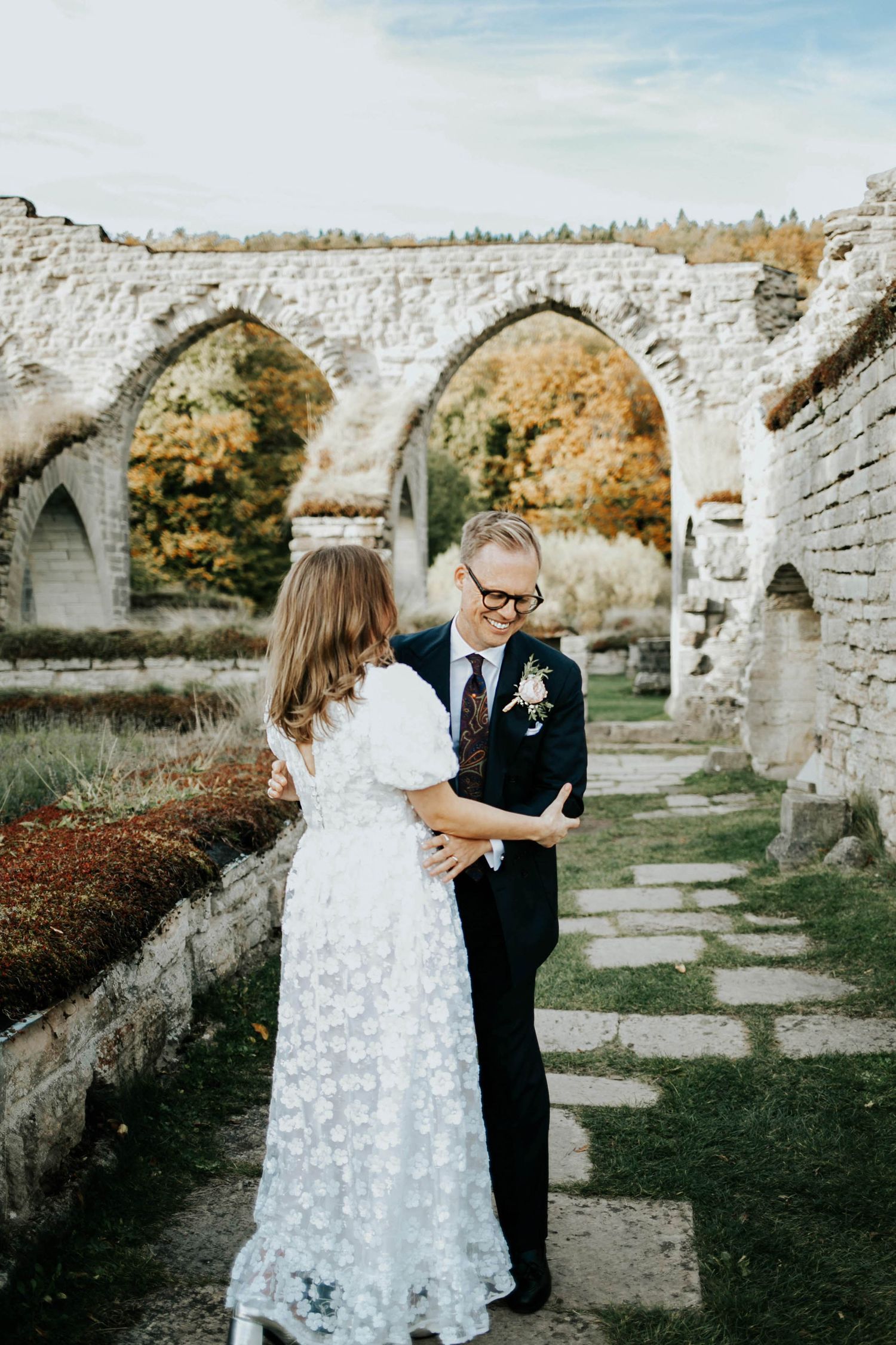 Bröllop Vadstena. Alvastra kloster och Örberga kyrka. Bröllopsfotograf Rebecca Nordin.