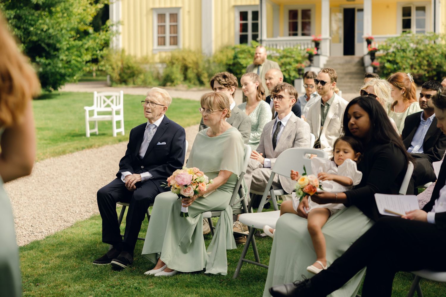 Bröllop på Presteruds herrgård i Kristinehamn. Bröllopsfotograf Rebecca Nordin i Karlstad. Vigsel framför Vänern.