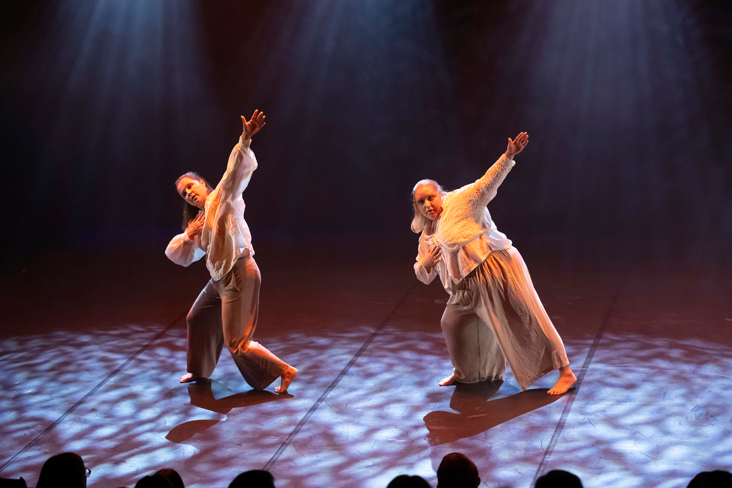 Dansföreställning med Dansstudion på Arenan i Karlstad. Ia och ida dansar tillsammans i löst sittande kläder.