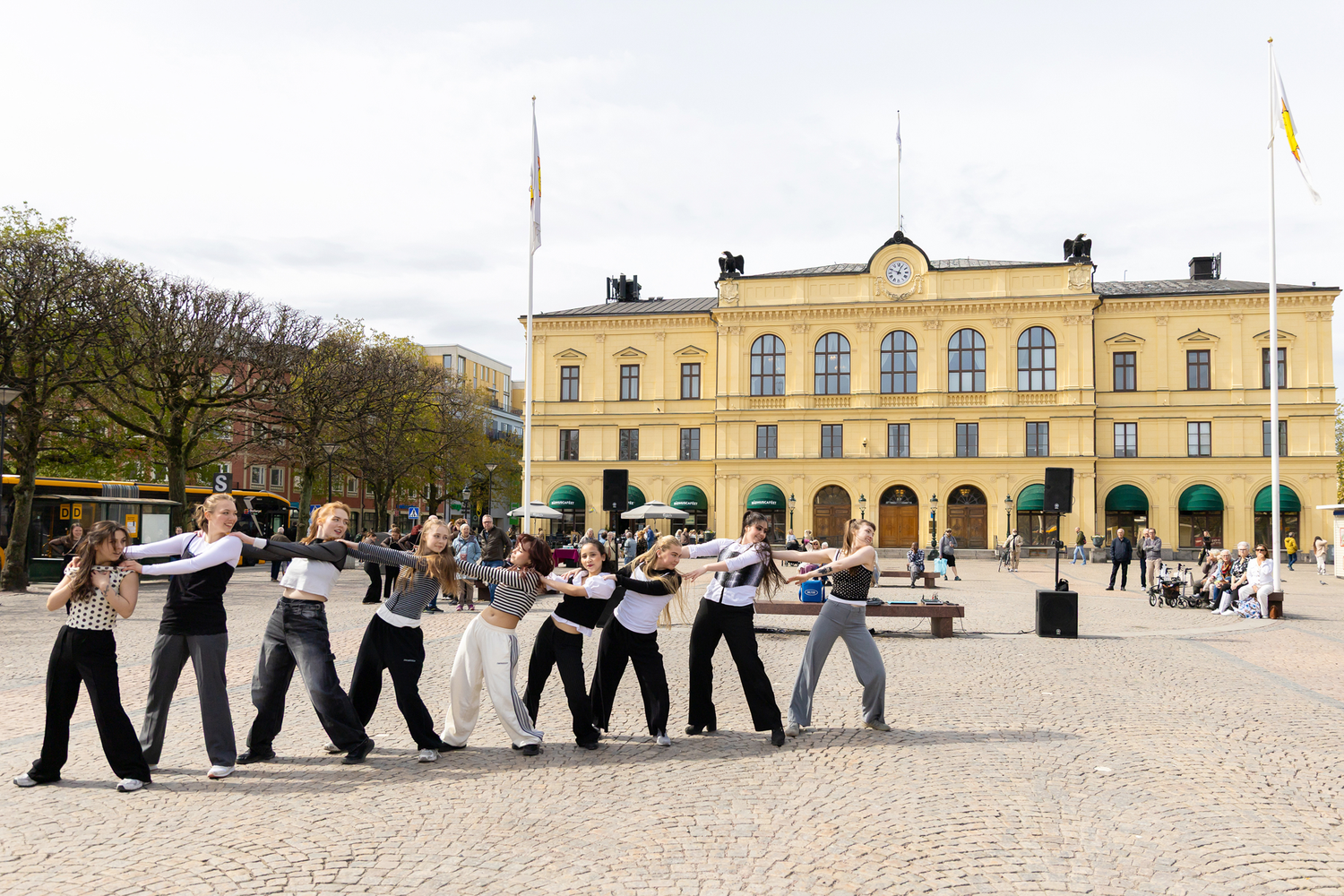 Dansens dag på stora torget i Karlstad. Dansare från Karlstads Universitet. Rådhuset syns i bakgrunden.