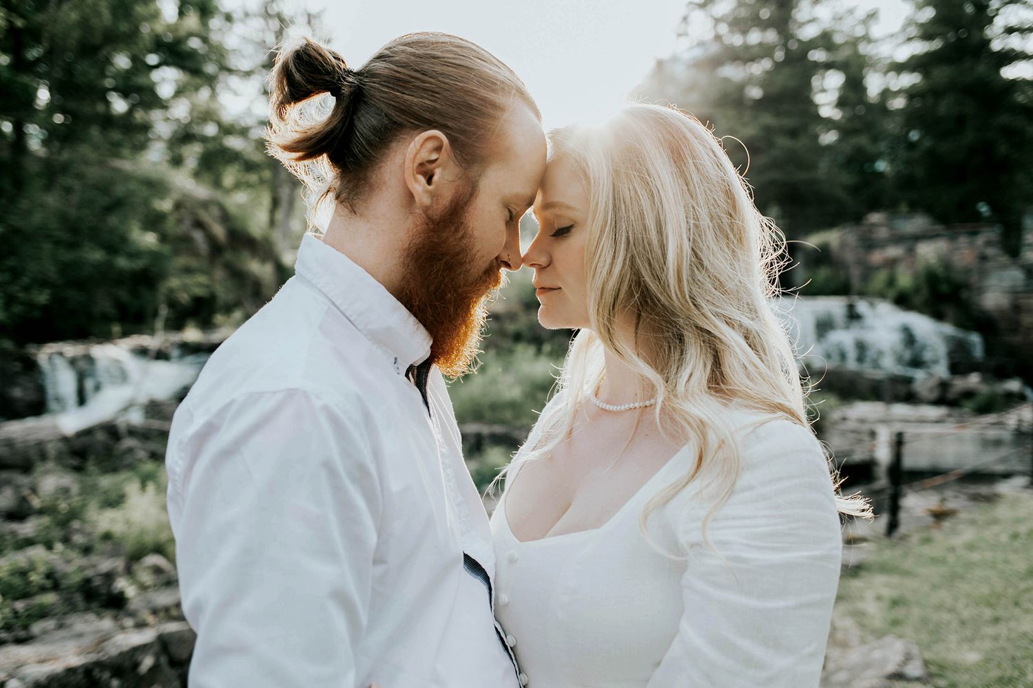 Kärleksfotografering i Borgvik med Julia och Martin. Borgvik utanför Karlstad. fotograf Rebecca Nordin.