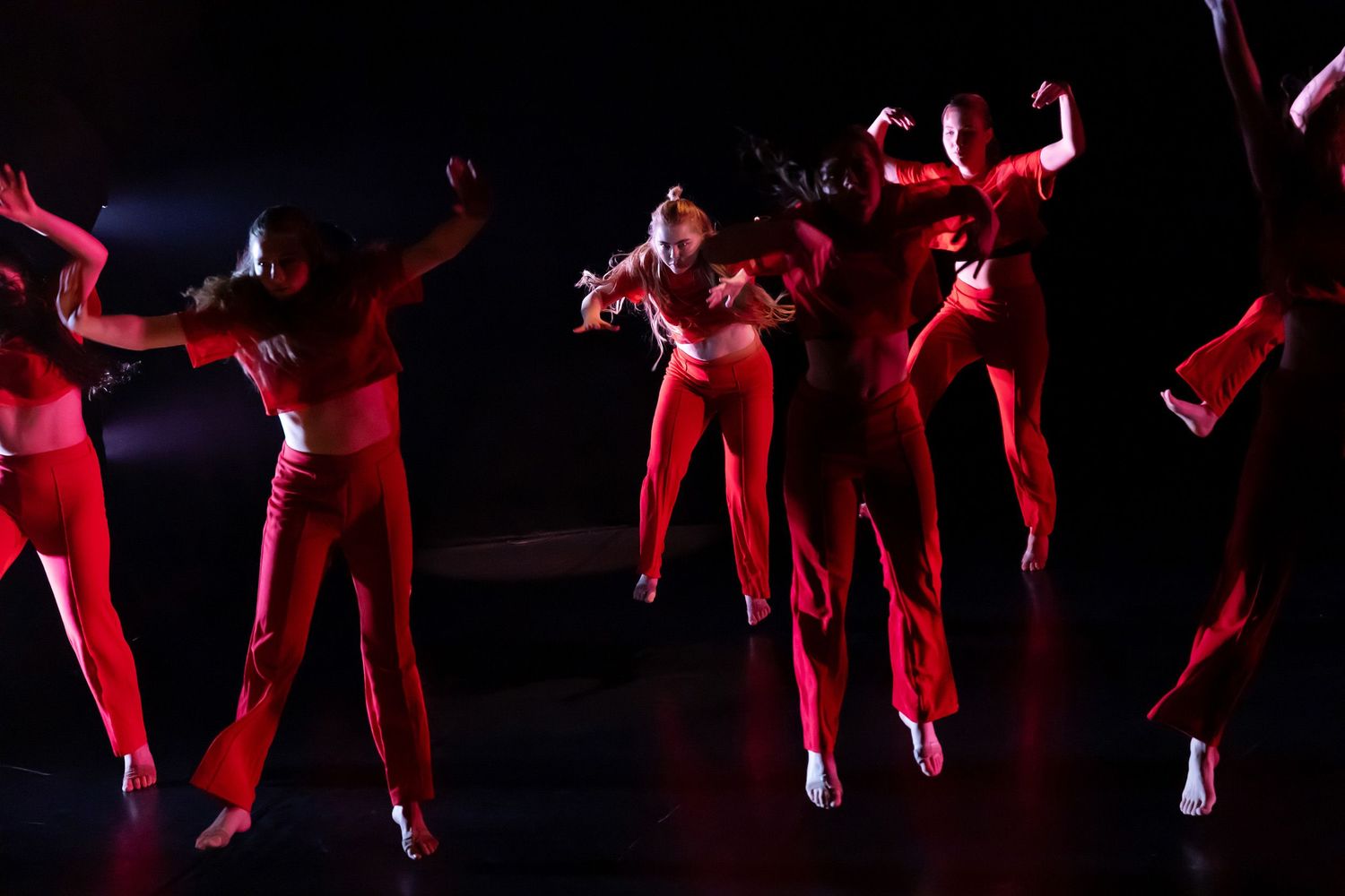 Dans vid KAU (Dansåret och danspedagogiska året på Karlstads universitet) Vårshow 2026 med Systerskap av Karin Lilja. Fotograf Rebecca Nordi