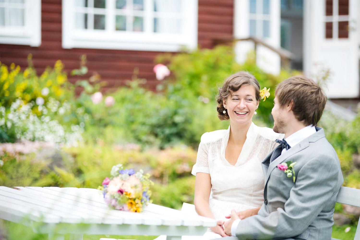 Anna och Davids bröllopsdag på Sillegården och Västra Ämterviks kyrka. Fotograf Rebecca Nordin.