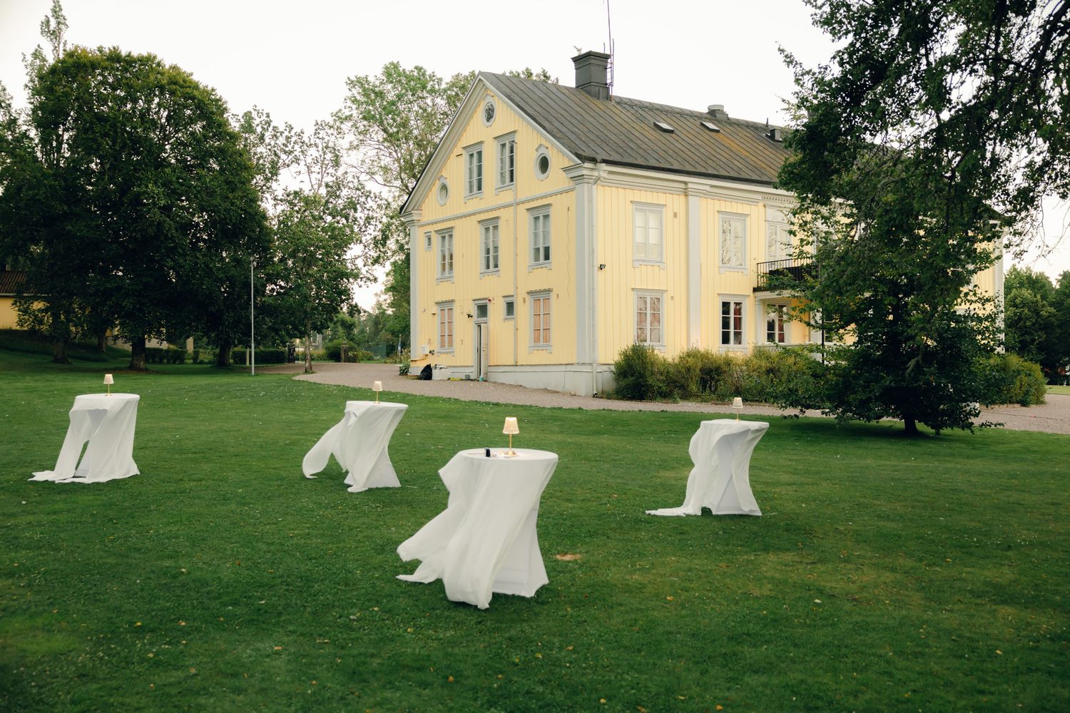Bröllop på Presteruds herrgård i Kristinehamn. Bröllopsfotograf Rebecca Nordin i Karlstad. Bröllopsmiddagen i tältet.
