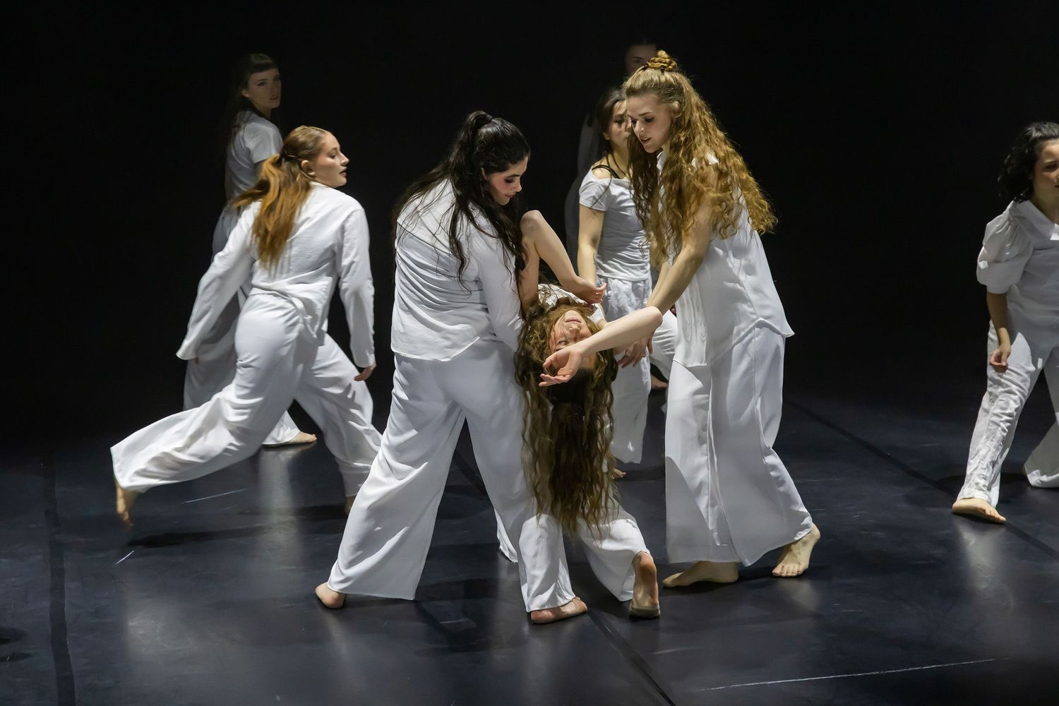 Dans vid KAU (Dansåret och danspedagogiska året på Karlstads universitet) Vårshow 2026 med Systerskap av Karin Lilja. Fotograf Rebecca Nordi
