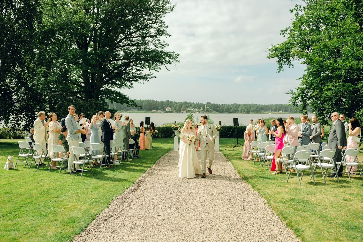 Bröllop på Presteruds herrgård i Kristinehamn. Bröllopsfotograf Rebecca Nordin i Karlstad. Vigsel framför Vänern.