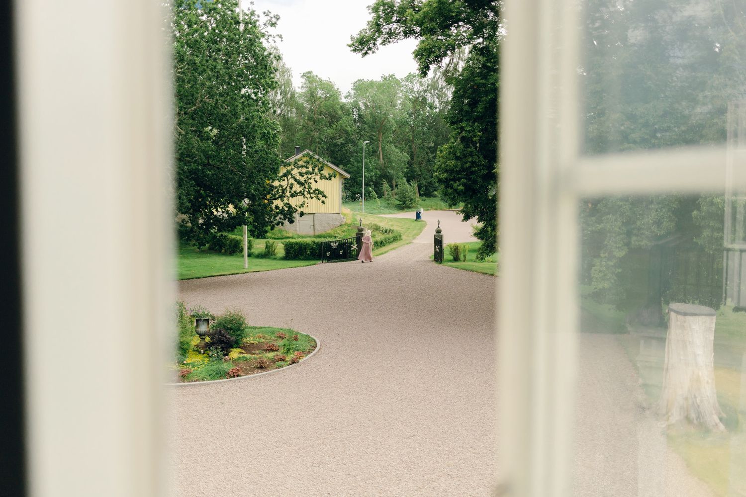Bröllop på Presteruds herrgård i Kristinehamn. Bröllopsfotograf Rebecca Nordin i Karlstad. Brudgummens förberedelser.