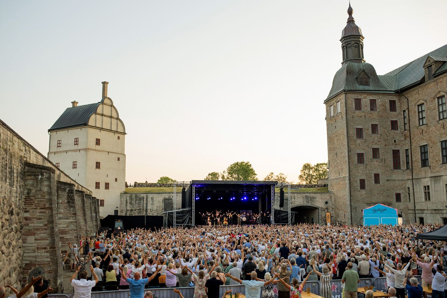 Musikalkväll med Peter Johansson och Emmi Christensson i Vadstena slott. sångkollektivet. Fotograf Rebecca Nordin. Slottsgården.