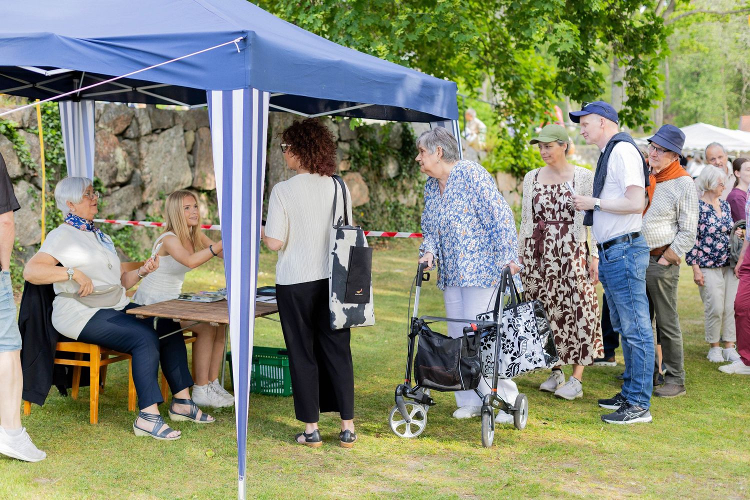Sommarkonsert med Peter Johansson och Matilda Grün 2025. Kusiner och familj. Fotograf Rebecca Nordin.