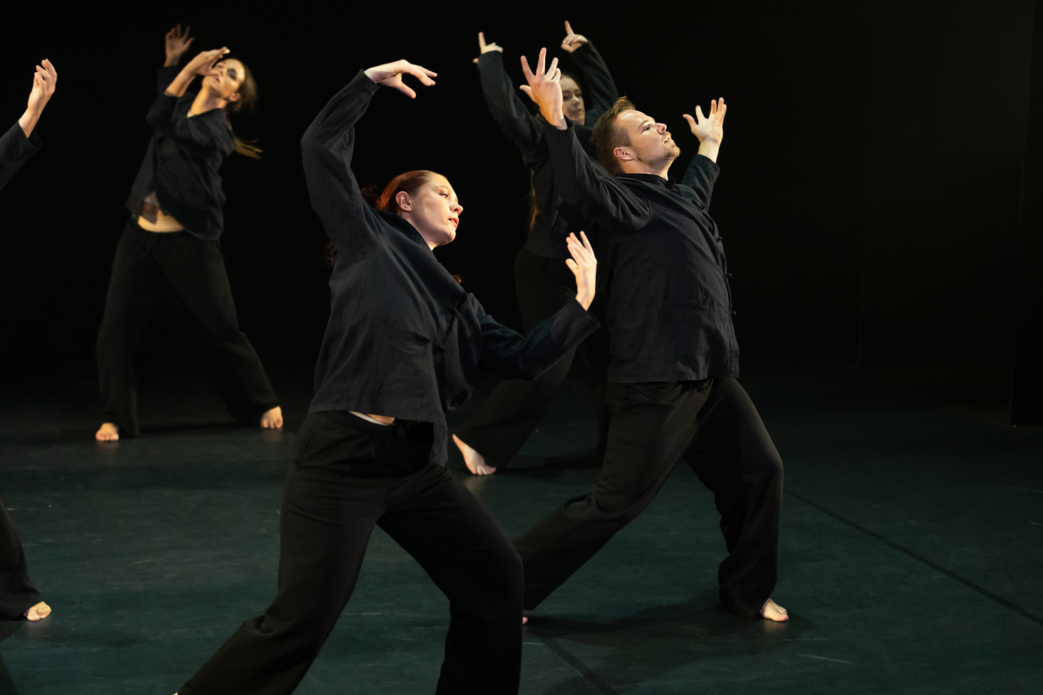 Clude dansar på Dansens dag på Arenan i Karlstad. Dansstudion. Dansaren Jimmy Nilsson sträcker ut.
