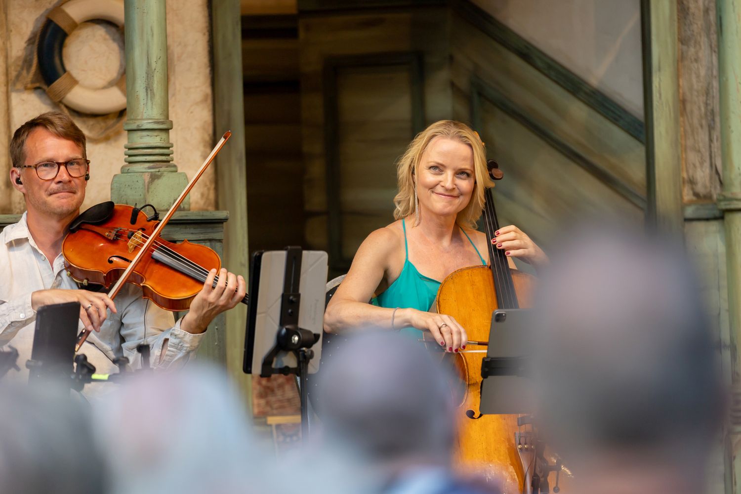 Musikalkväll med Peter Johansson o Emmi Christensson. Anna Wallgrens spelar cello och ler.