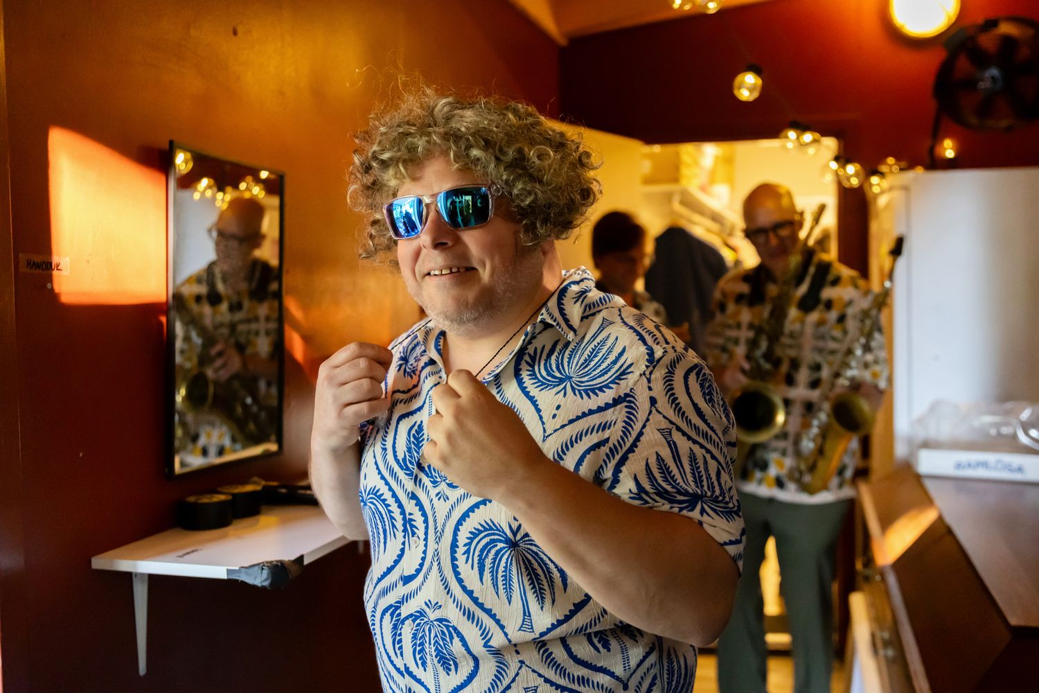 Musikalkväll med Peter Johansson o Emmi Christensson. Pelle Holmberg i rolig peruk backstage.
