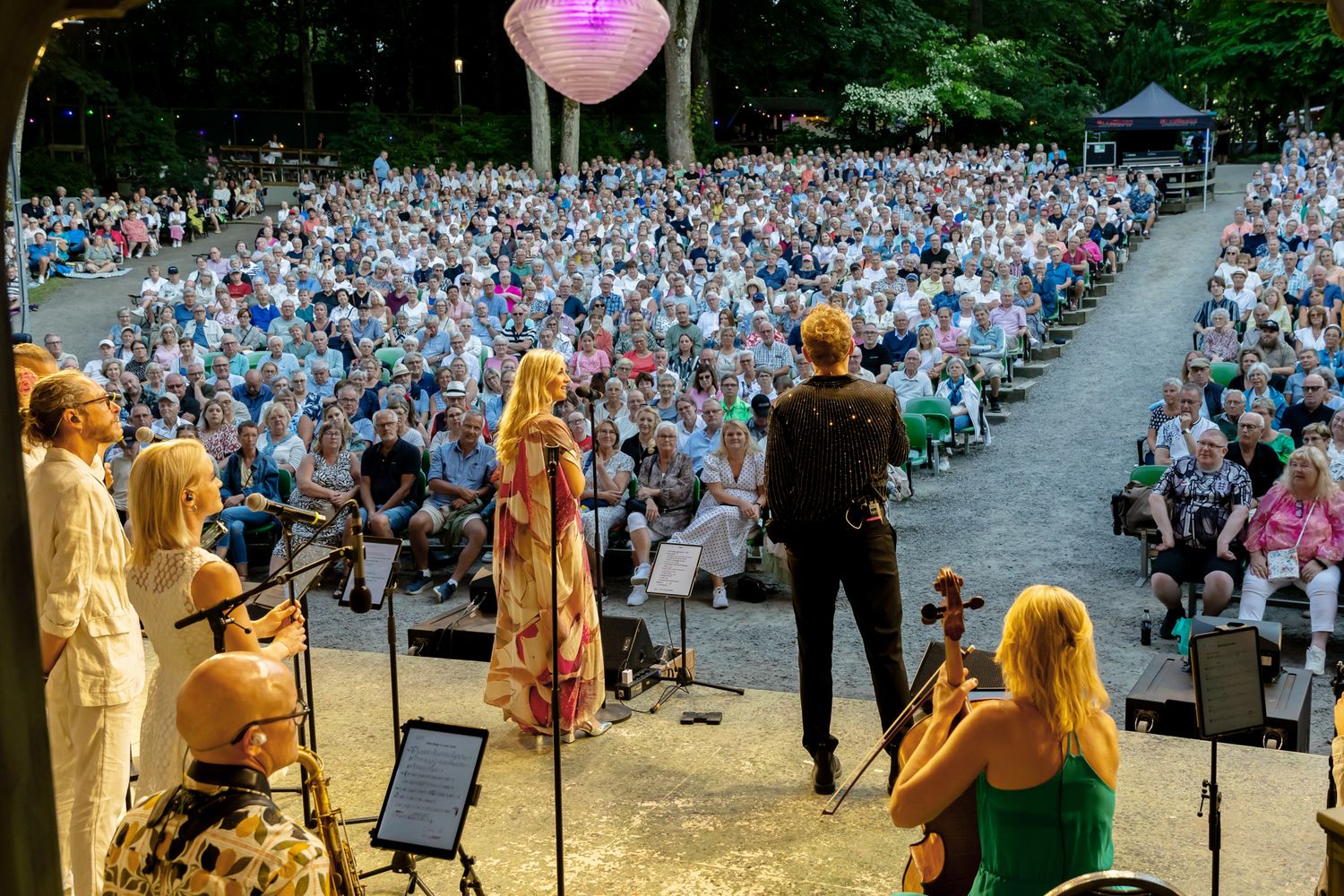 Musikalkväll med Peter Johansson och Emmi Christensson. Bild tagen från scenen med publiken framför. Peter och Emmis ryggar.